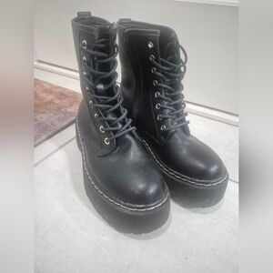 Sleek Black Platform Lace-Up Boots Size 6.5